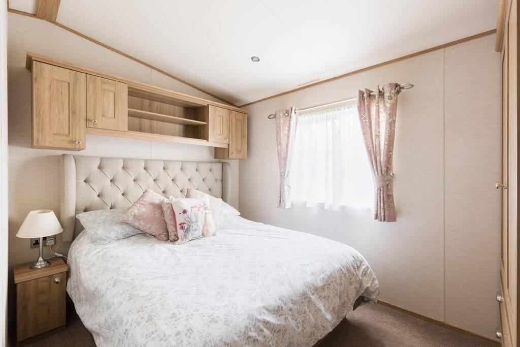 Villa Waters Edge, Hoburne Cotswolds South Cerney Esterno foto