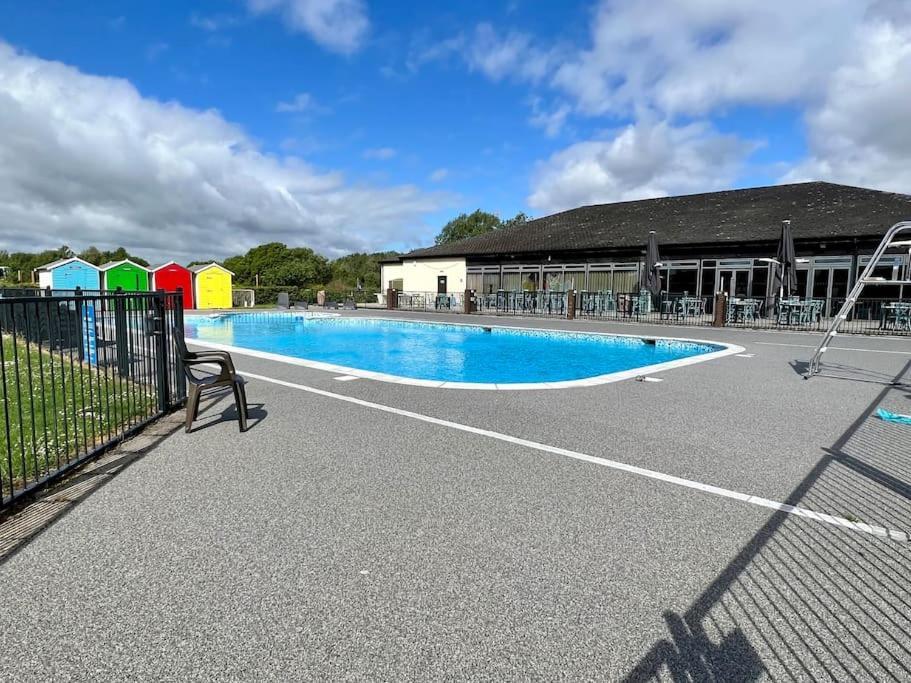 Villa Waters Edge, Hoburne Cotswolds South Cerney Esterno foto