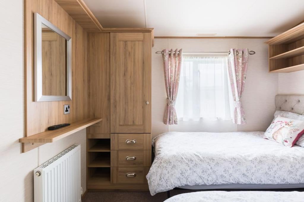 Villa Waters Edge, Hoburne Cotswolds South Cerney Esterno foto