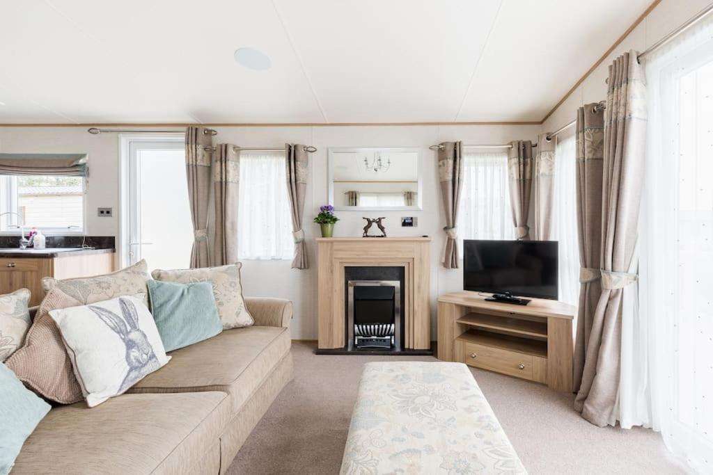 Villa Waters Edge, Hoburne Cotswolds South Cerney Esterno foto