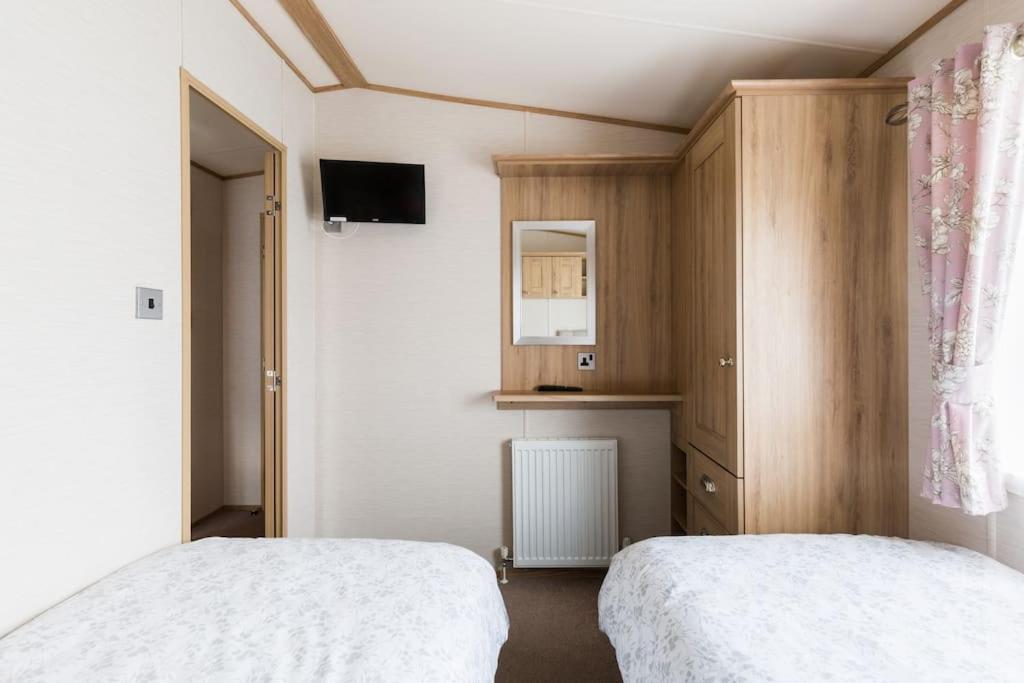 Villa Waters Edge, Hoburne Cotswolds South Cerney Esterno foto