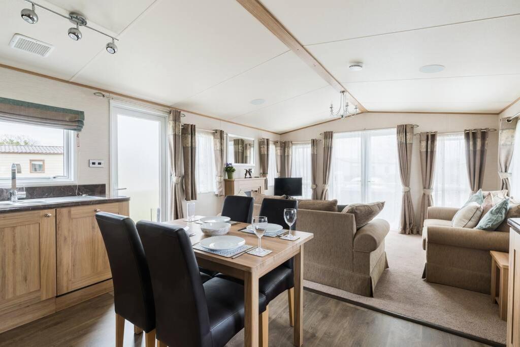 Villa Waters Edge, Hoburne Cotswolds South Cerney Esterno foto