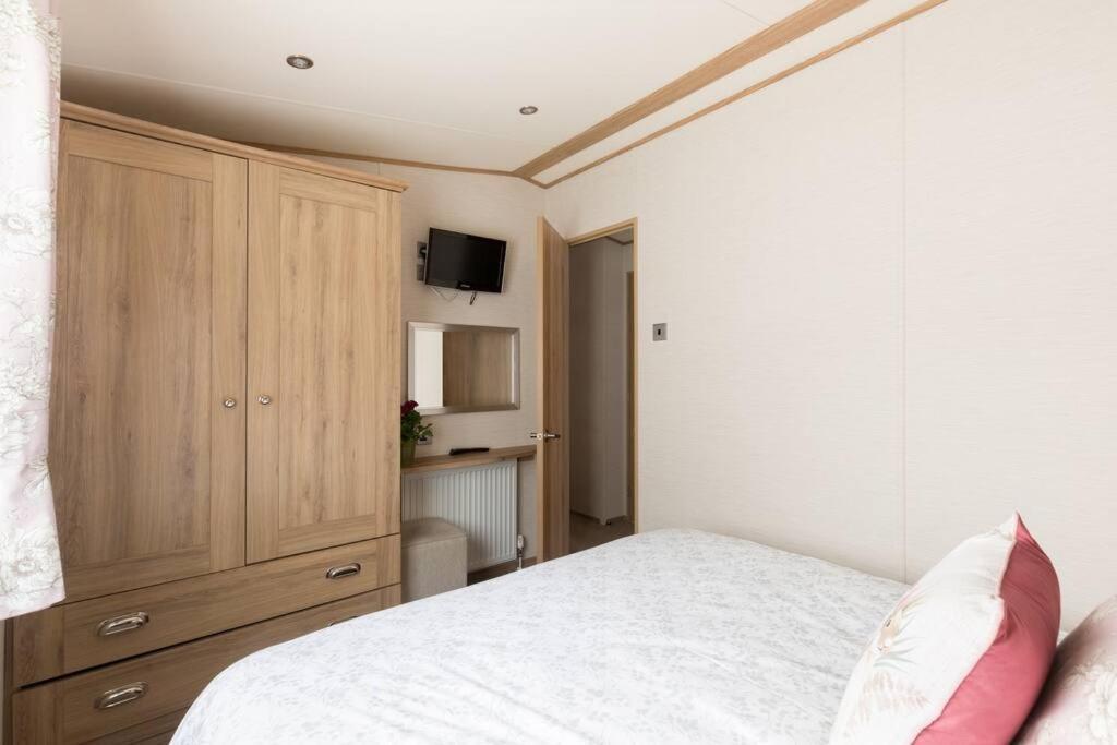 Villa Waters Edge, Hoburne Cotswolds South Cerney Esterno foto