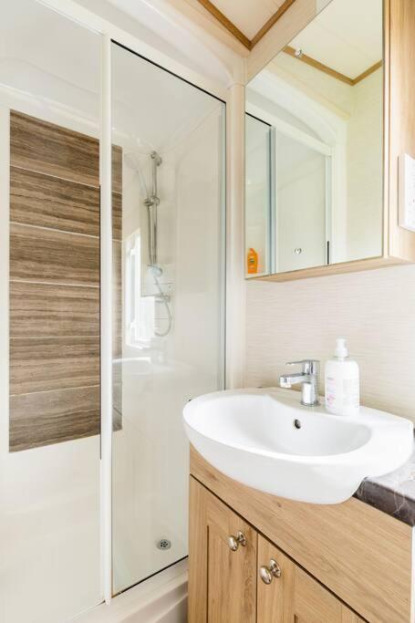 Villa Waters Edge, Hoburne Cotswolds South Cerney Esterno foto