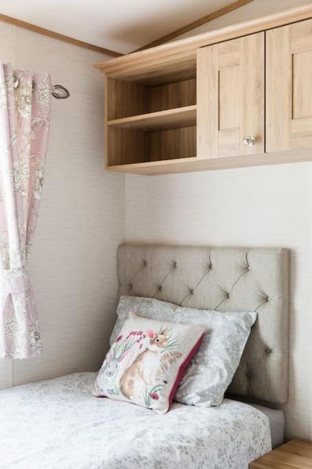 Villa Waters Edge, Hoburne Cotswolds South Cerney Esterno foto