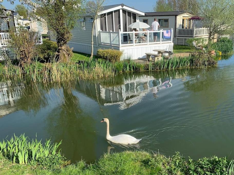 Villa Waters Edge, Hoburne Cotswolds South Cerney Esterno foto