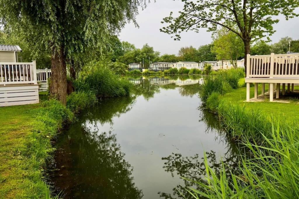 Villa Waters Edge, Hoburne Cotswolds South Cerney Esterno foto