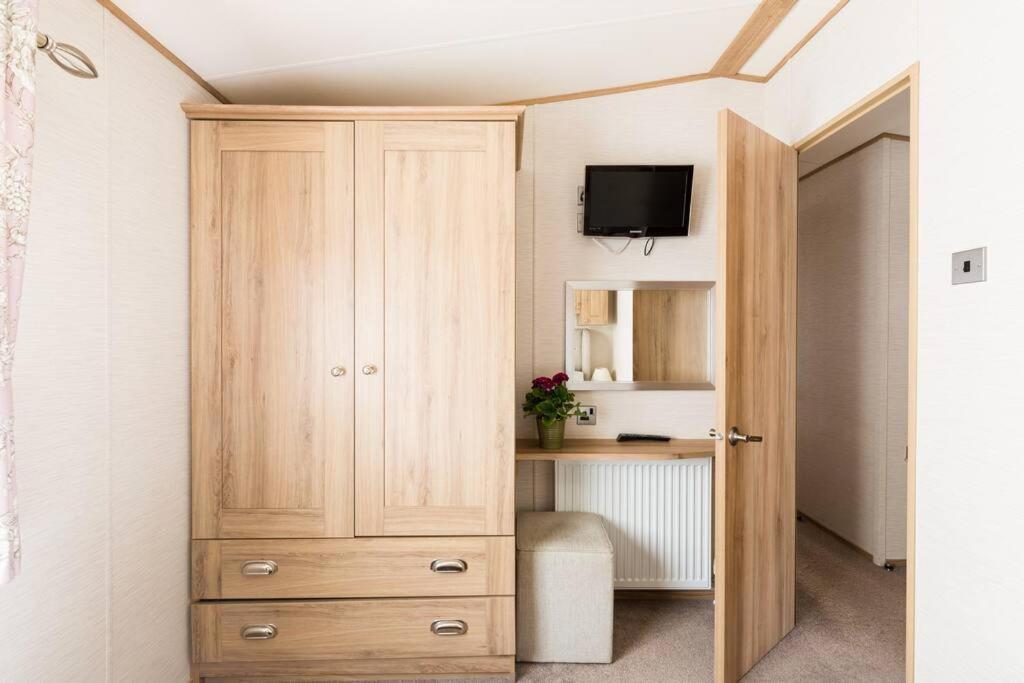 Villa Waters Edge, Hoburne Cotswolds South Cerney Esterno foto