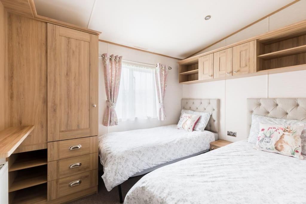 Villa Waters Edge, Hoburne Cotswolds South Cerney Esterno foto
