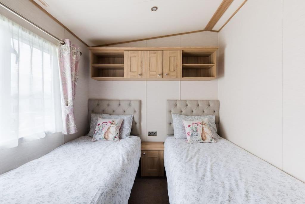 Villa Waters Edge, Hoburne Cotswolds South Cerney Esterno foto